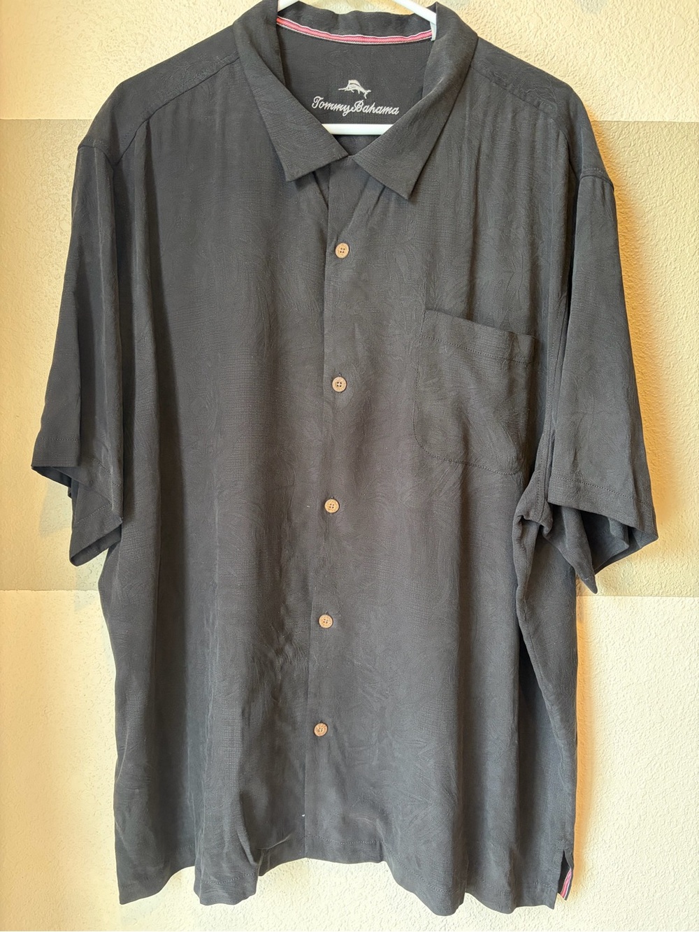 Tommy Bahama Men’s XXL Black 100% Silk Short Sleeve Button Down Tonal Floral
